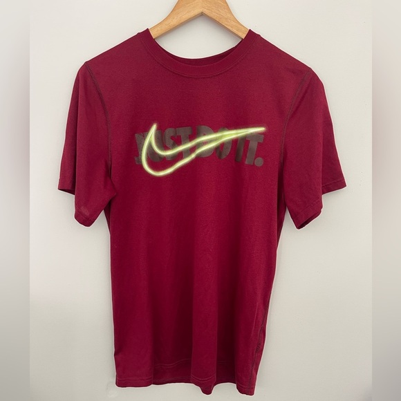 MENS NIKE DRIFIT LEGEND SWOOSH DEGA TEE BURGUNDY VOLT SIZE S - Picture 1 of 4